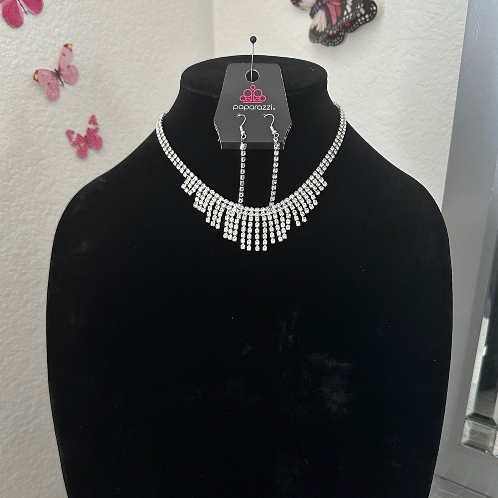 Paparazzi Dazzling Silver Necklace and Earring Set